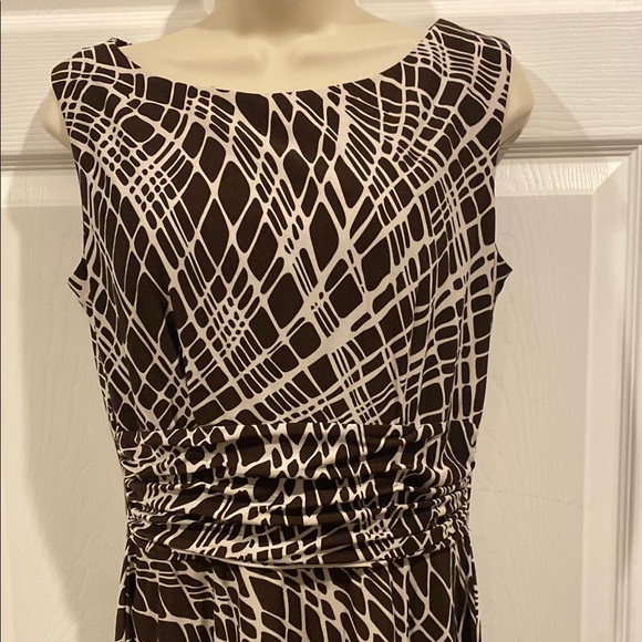 Elegant Brown and White Patterned Dress - Picture 2 of 4